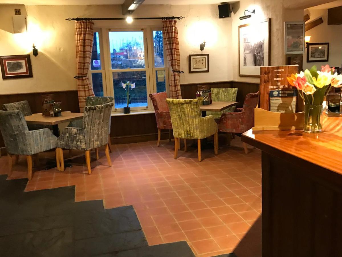 The Walnut Tree Inn Mere Mere  Екстериор снимка